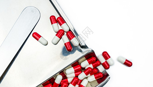 不锈钢药物托盘上红色 白色抗生素胶囊药丸的俯视图 耐药 抗生素用药合理 卫生政策和医保理念 医药行业 药房背景临床疾病工作室治愈图片