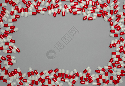 灰色背景下的红白抗生素胶囊丸 带有复制空间 具有合理卫生政策和预算的耐药性抗生素药物使用 医药行业 胶囊矩形框架图片
