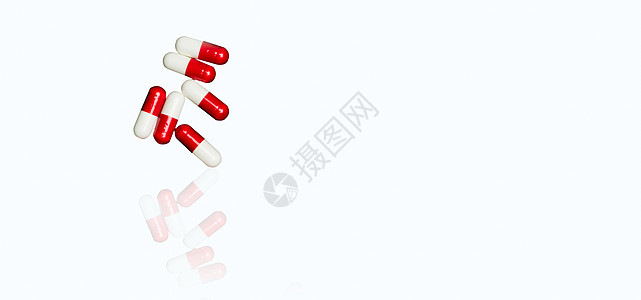红色 白色抗生素胶囊药丸在白色背景下分离 具有复制空间和剪切路径 抗菌药物耐药 合理用药观念 药房背景抗生素治疗政策药品药店临床图片