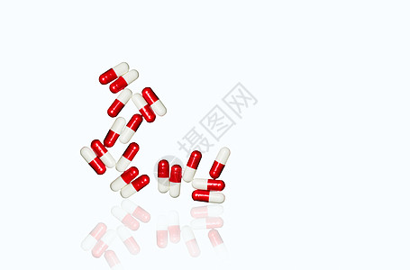 红色 白色抗生素胶囊药丸在白色背景下分离 具有复制空间和剪切路径 抗菌药物耐药 合理用药观念 药房背景科学药店处方化学战略胶囊耐图片