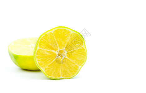 白背景和剪切路径隔离的Lime片段 维生素C天然来源图片