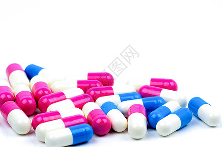 特写五颜六色的抗生素胶囊药丸在白色背景下与复制空间隔离 耐药 抗生素用药合理 卫生政策和医保理念 医药行业 药房背景图片