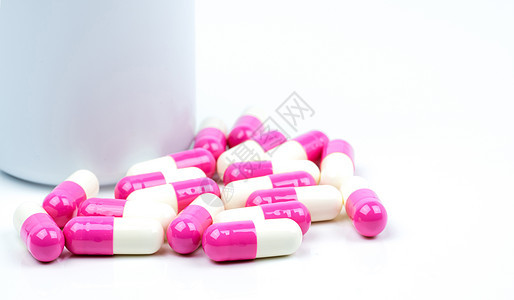 五颜六色的抗生素胶囊药丸与塑料瓶隔离在白色背景与复制空间 耐药 抗生素用药合理 卫生政策和医保理念 医药行业 药房背景药物宏观药图片
