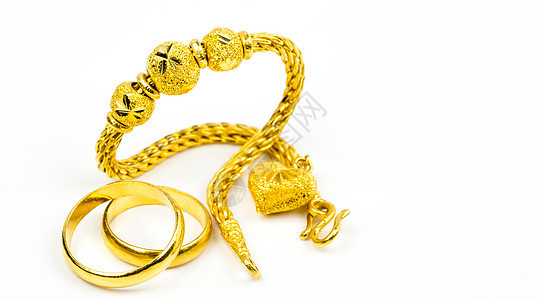 泰国风格的金首饰手镯和两只金环 在白背景上与复制空间隔绝 仅添加您自己的文本 中国新年礼物 黄金店业务概念图片