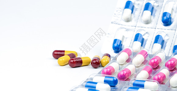 五颜六色的抗生素胶囊药丸在白色背景下具有复制空间的抗微生物药物耐药性 医药行业 药房背景 全球医疗保健 卫生预算和政策图片