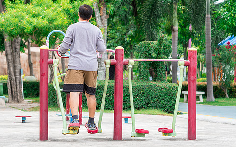 亚洲成年男子早上在公园户外运动时穿长袖衬衣和短裤图片
