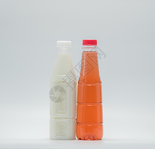 白色背景现代塑料包装中的豆奶和软饮料 以白色背景图片
