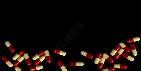 深色背景上的红色 黄色胶囊药丸 带有复制空间 医药行业 药房背景 毒理学 全球医疗保健概念疾病边界处方医院抗菌剂药物化学品抗生素图片