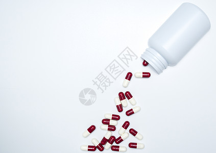 溢出在白色背景的药瓶外面的抗生素胶囊与拷贝spacejust添加您自己的文本 合理概念抗生素用药图片