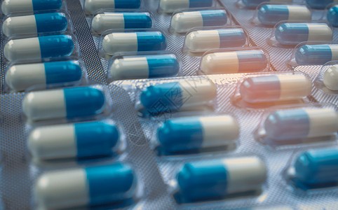 泡罩包装中的蓝色和白色胶囊丸 排列着美丽的图案 全球医疗保健概念 抗生素耐药性 抗菌胶囊丸 医药行业制造业生产疾病青霉素止痛药宏图片