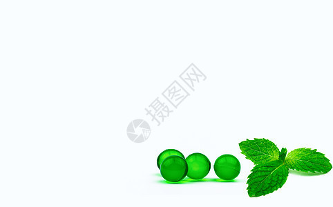 绿色圆形软胶囊药丸和薄荷叶在白色背景下与复制空间隔离 用于消化不良 胀气和酸度的阿育吠陀药物 来自印度的草药 亚洲草药图片