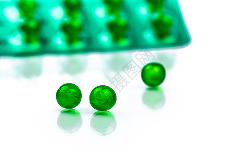带空间的泡罩包装模糊背景上的绿色圆形软胶囊药丸 用于消化不良 胀气和酸度的阿育吠陀药物 由来自印度的薄荷油和留兰香油制成的草药吸图片