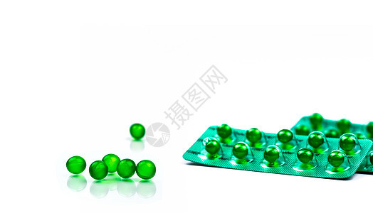 绿色圆形软胶囊药丸隔离在白色背景与复制空间 用于消化不良 胀气和酸度的阿育吠陀药物 由来自印度的薄荷油和留兰香油制成的草药治疗胡图片