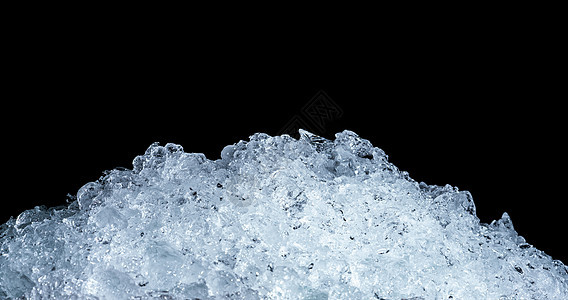 深色背景上的一堆碎冰块 带有复制空间 饮料的碎冰块前景冻结冷藏冰箱水晶茶点宏观团体立方体工作室奢华背景图片