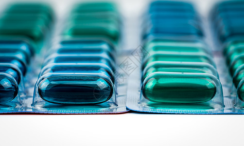 选择性地关注泡罩包装中的蓝色和绿色软凝胶胶囊丸 萘普生和布洛芬 非甾体抗炎药 止痛药 医药包装行业图片