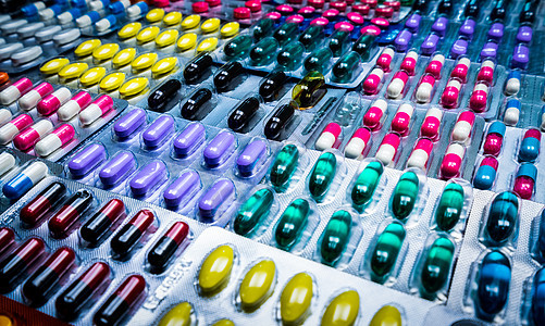 五颜六色的片剂和胶囊丸在泡罩包装中排列着美丽的图案 制药行业的概念 药房药店 制药厂概念的缺陷和错误商业药物预算市场胶囊紫色卫生图片