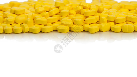 一堆黄色卵形矩形药丸 在白色背景上与复制空间隔离 缓解疼痛的药物 医药行业 全球医疗保健概念图片
