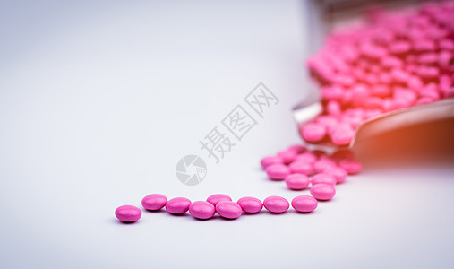 一堆粉红色的圆形糖衣药丸在药盘上 有复制空间 用于治疗抗焦虑抗抑郁药和预防偏头痛的药丸 老年人或老年人的医疗保健图片