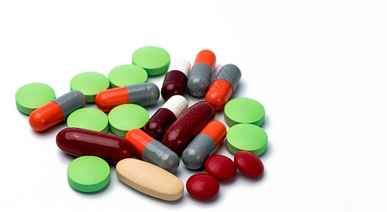 一堆五颜六色的药片和胶囊药片在白色背景下被隔离 药物 维生素 补充剂和草药相互作用 孕妇用药 药品安全与保健理念图片