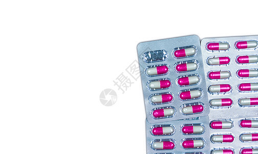 药品制造中的质量控制错误 吸塑包装缺少一粒抗生素药丸 粉红色和白色的抗菌胶囊药片在白色背景下与复制空间隔离图片
