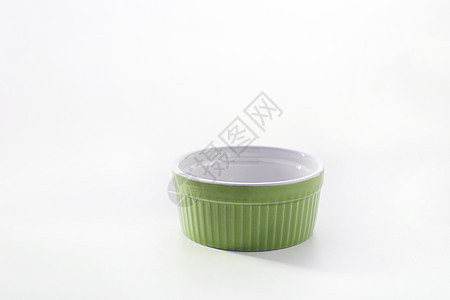在白色背景上被孤立的彩色面粉盘制品宏观模子用具调味品剪裁食物陶器陶瓷紫色图片