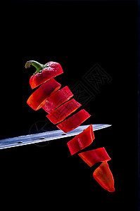 红色甜甜的辣椒胡椒片 在黑色上隔绝红辣椒营养食物烹饪美食水果寒冷戒指蔬菜图片