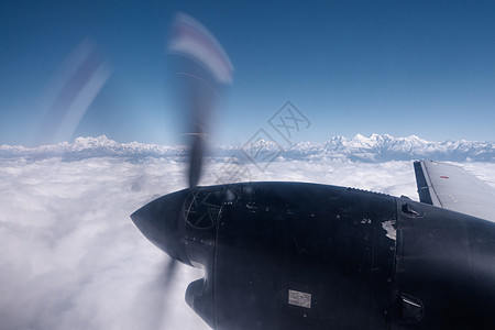 喜马拉雅山 从飞机上 尼泊尔顶峰旅行螺旋桨引擎空气航班涡轮运输飞行翅膀图片