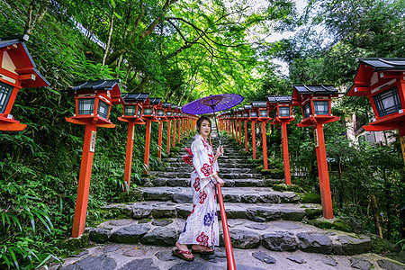 亚裔妇女在日本京都Kifune神社穿着日本传统和服图片