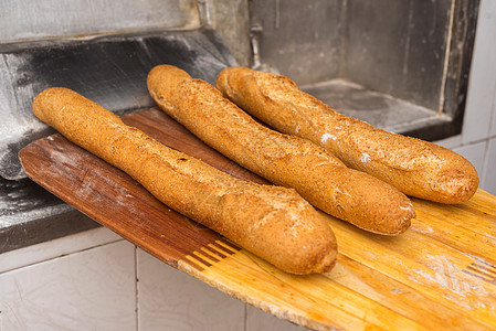面包刚从烤炉里出来 新鲜烘烤面包火炉产品生产营养木头橙子烤箱食物职场炊具图片