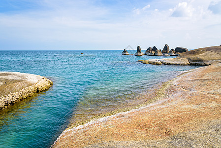 高山水的岩石和蓝海石头风景海滩巨石地平线地标支撑海洋旅游景点图片