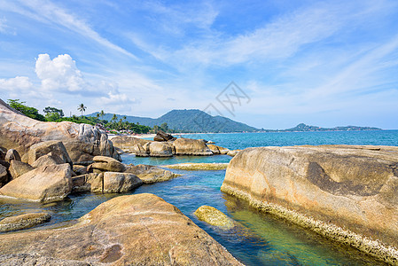 高山水的岩石和蓝海异国蓝色海洋景点石头巨石地标海滩风景海岸线图片