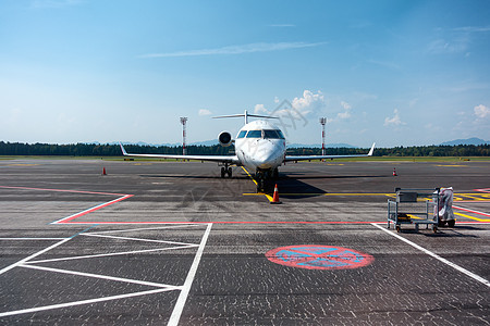 小型商业 机场上往返飞机喷气式飞机图片