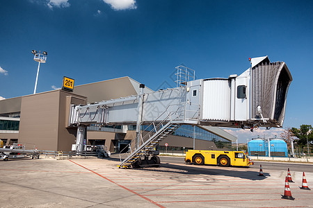 机场的空桥 登机桥机身沥青商业货物跑道飞行员航空运输空气客机图片