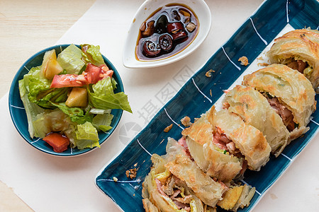 传统台湾煎煎饼 培根和芝士填料图片