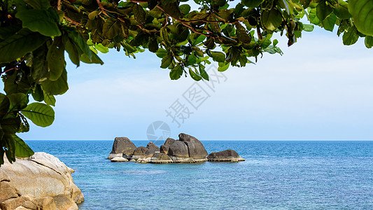 高山水的岩石和蓝海旅游风景框架宽屏支撑海洋海景旅行巨石蓝色图片