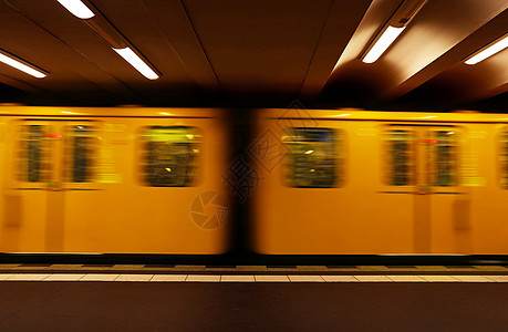 U-Bahhn火车在黄地铁地下流动 锡德图片
