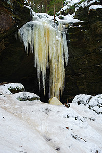 冻结的瀑布和积雪蓝色季节季节性岩石冰川橙子冰柱水晶白色图片