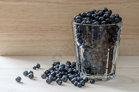 带零散浆果的玻璃蓝莓 早餐时加好图片