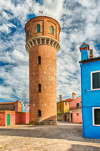 意大利威尼斯布拉诺岛上的水塔天空蓝色场景地标晴天房子古董建筑学城市建筑图片