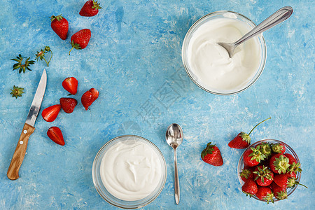 碗里有有机酸奶 蓝色的新鲜草莓早餐奶油勺子食物营养甜点饮食奶制品浆果水果图片