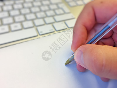男子用笔写手男性办公室手臂手指教育文档人士工作桌子绘画图片