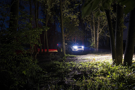 2018年8月23日 在俄罗斯萨马拉地区夜晚风景的晴朗天气中行车路过越野森林运动强光草地引擎工匠冒险运输场地精神图片