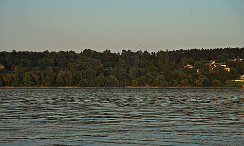 对多瑙河另一岸自然的观察环境农村风景支撑晴天喜悦植物群海岸线旅行季节图片