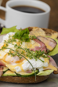 烤面包上的鸡蛋小吃美食蛋黄熏肉咖啡乡村早餐饮食烹饪盘子图片