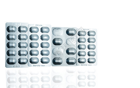 银色铝箔泡罩包装隔离在白色背景上 医药包装行业 药房产品 抗生素耐药性 采用现代包装避光的药丸图片