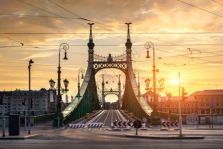 日出时自由桥图片