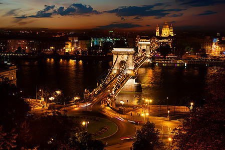 夜里Szechenyi桥图片