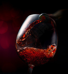 红色背景上的葡萄酒图片