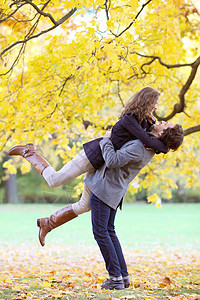在秋林中微笑的情侣拥抱公园男朋友男人季节女士快乐闲暇家庭女朋友森林图片