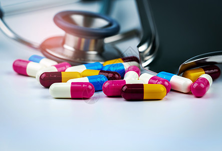 带药盘的白桌上放着一堆五颜六色的抗生素胶囊药丸的听诊器 抗菌药物耐药性和过度使用 医生的医疗设备 全球医疗保健 药品图片
